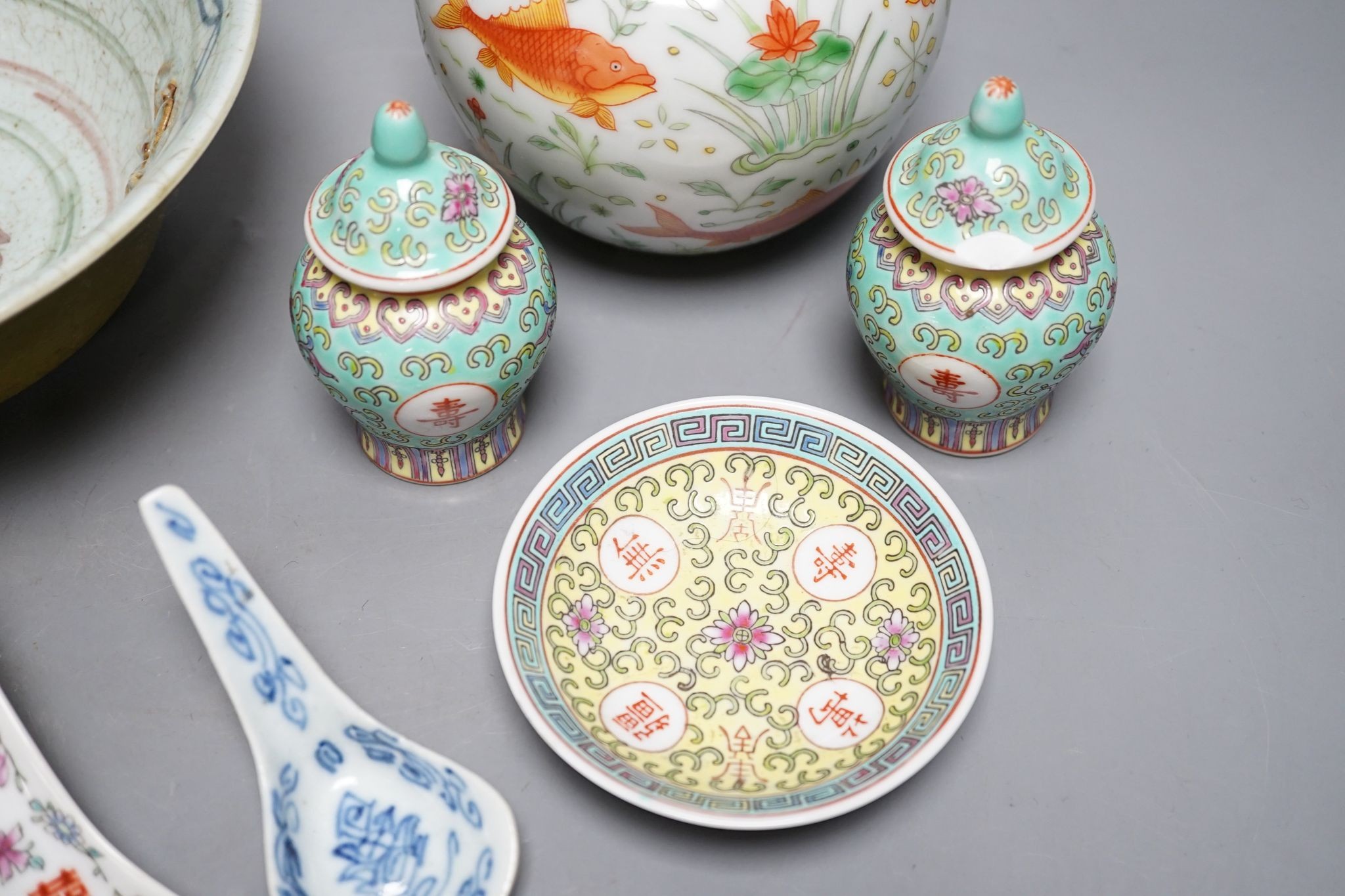 A group of Chinese porcelain, including a double-gourd vase, 22cm